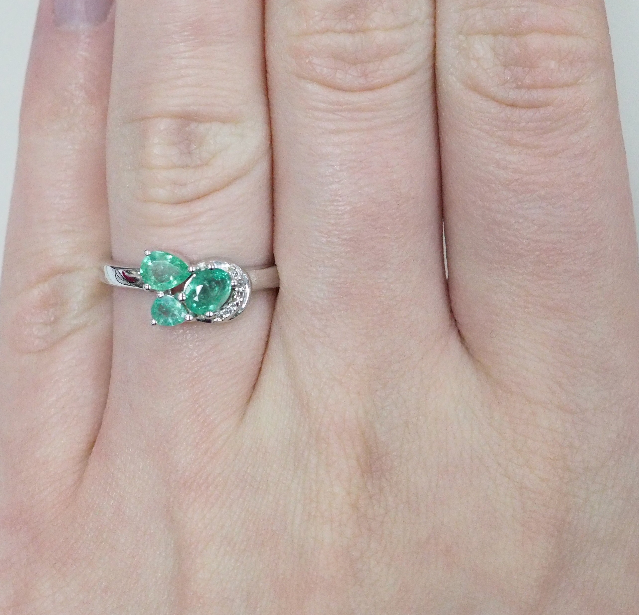 Серебряное кольцо с изумрудами